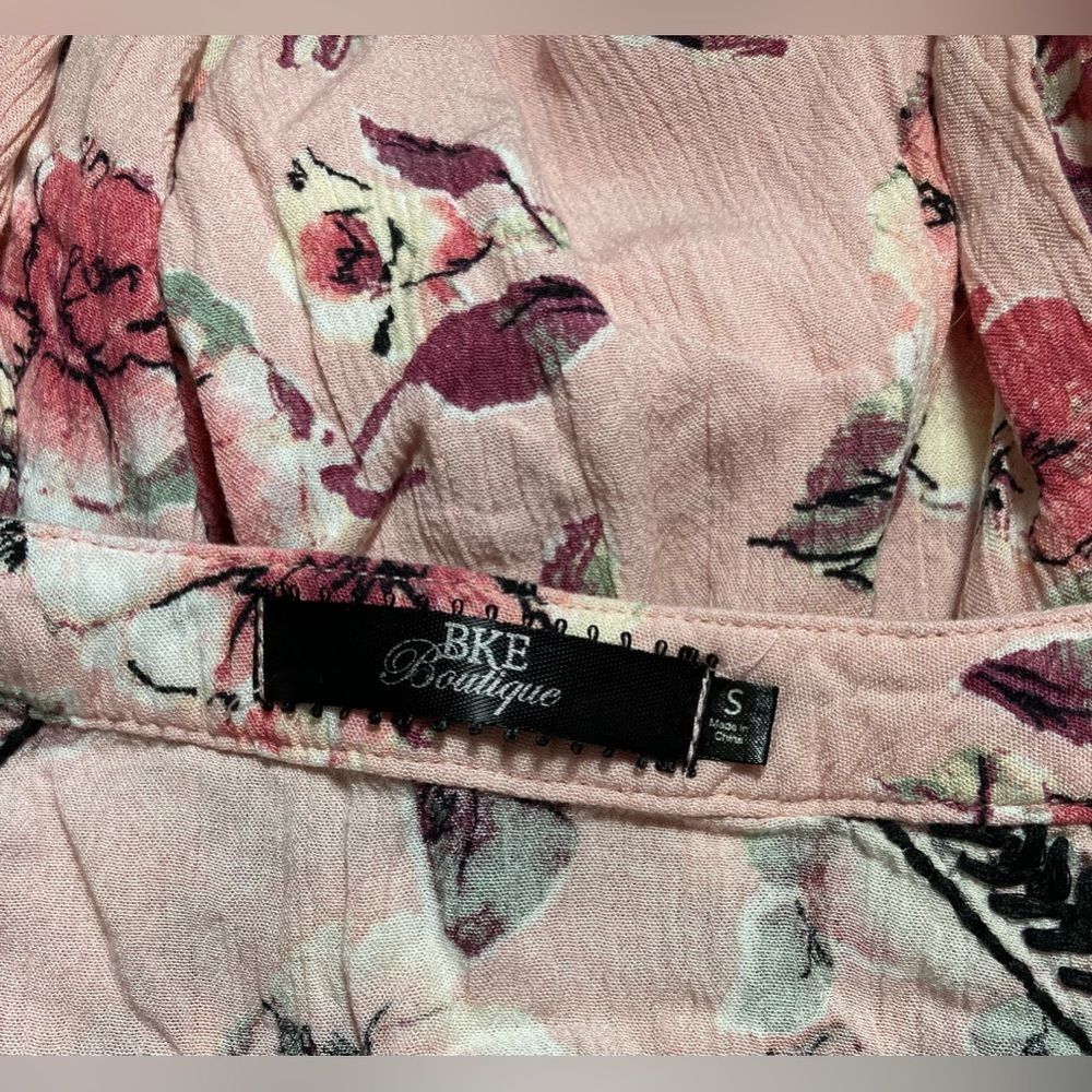 BKE boutique pink crinkle floral cold shoulder blouse - Picture 2 of 7